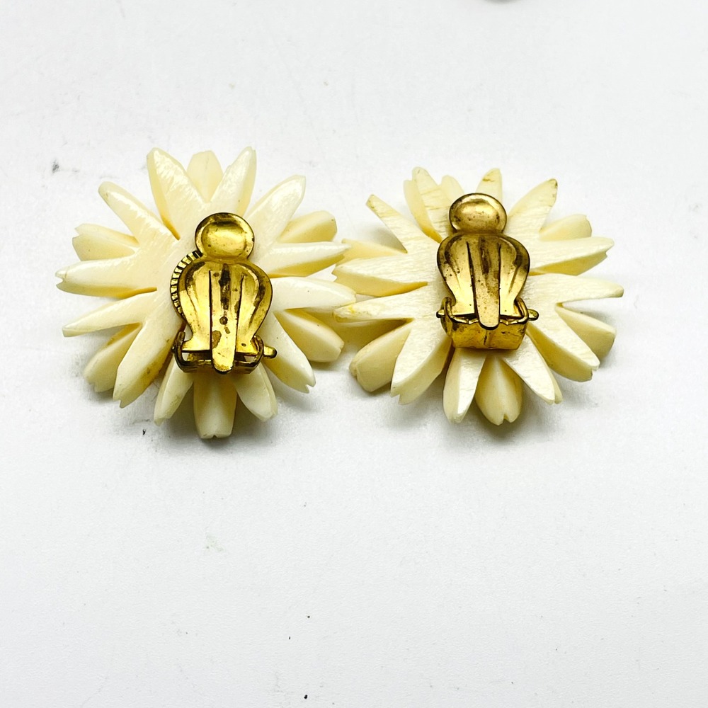 Vintage Earrings Lot of 2 Bug Floral Daisy Enamel Flower Statement Retro - Picture 3 of 16